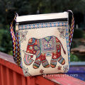 Elegante bolsa crossbody tingida de fio étnico com motivo de elefante